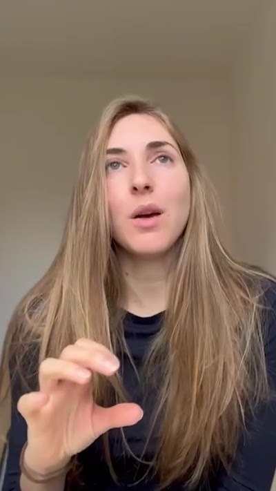 Sara, insegnante e studentessa di yoga, racconta il videocorso Neuro Yoga